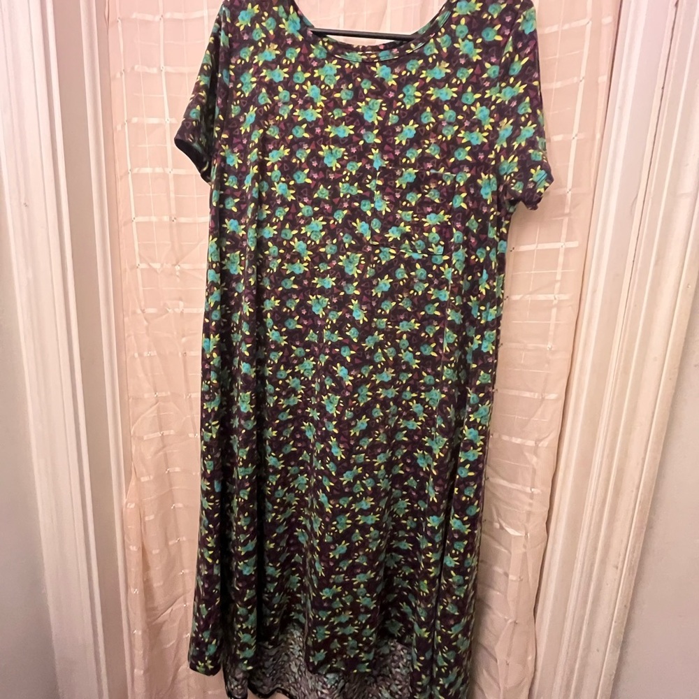 LuLaRoe “M” Carly Dress. Very Comfortable. Can be warn for all Occasions.